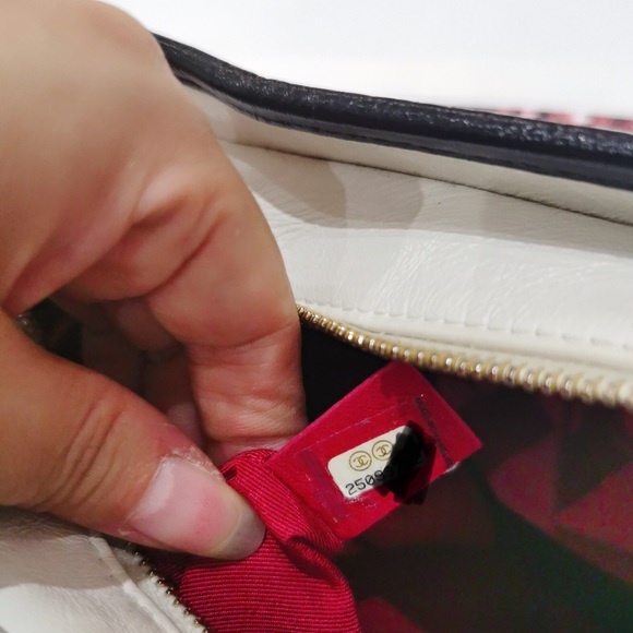 CHANEL Medium Gabrielle Hobo Black white - Picture 6 of 7